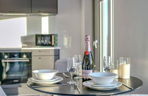 2-BR Flat - City & Town Centre View -1 Minute to Train & Tram Station - Sleeps 5 - Foto 31