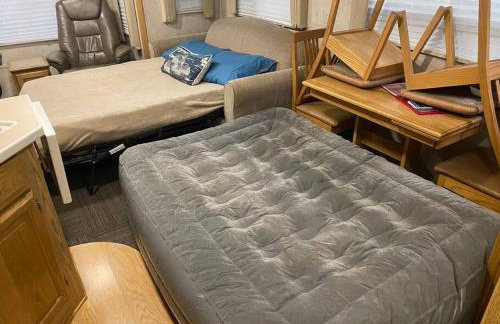 Betsie -35Ft RV Camper in Woods -Firepit & Hot Tub - Foto 14