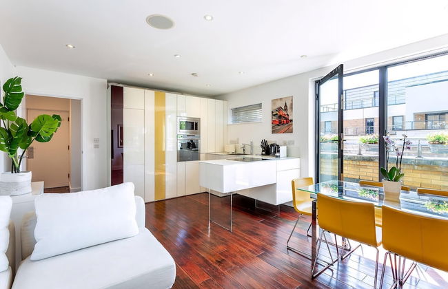 RAI - Modern Tower Hill Penthouse - Photo 7