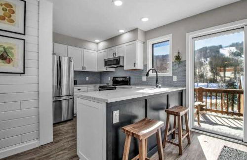 Modern Townhome with Decks Fireplace & Mountain Views - Foto 24