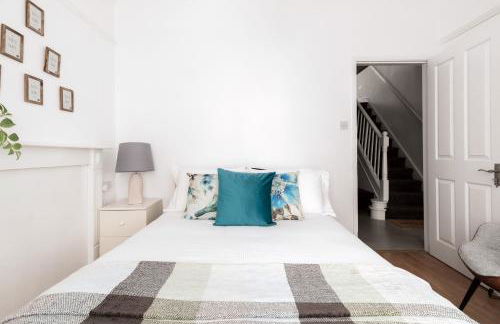 4 Bed House - Sleeps 8 - Garden Pets Wifi - Foto 15