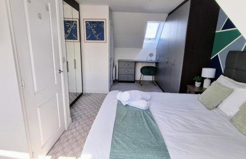 Spacious 4BR House Sleeps 8 with Free Parking, Contractor Friendly, Near Basildon Hospital & London Links - Foto 23