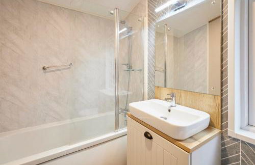 Waters Edge Lodge with Hot Tub - Foto 7