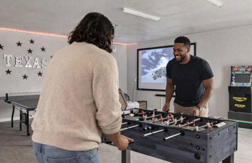 Luxurious Home with Huge Pool - Photo 2