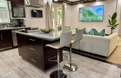 Miami Getaway Heated Pool Villa with Mini Golf & BBQ - Foto 12