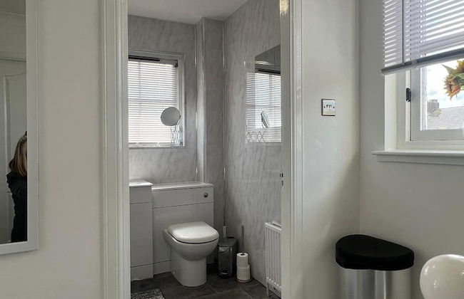 Ayr Refurbished May 2024 3 Bedroom 140m2 Detached House With Private Gardens - Photo 18