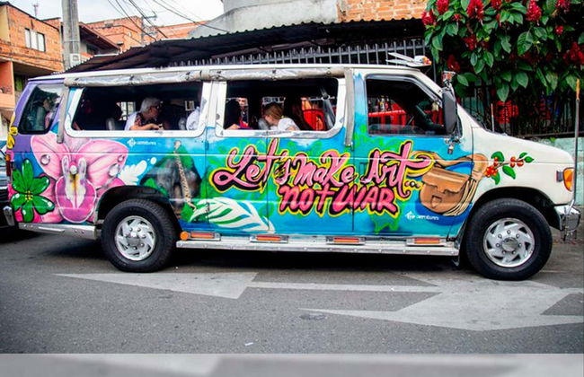 Tour do grafite pela Comuna 13 em micro–ônibus temático - Foto 7