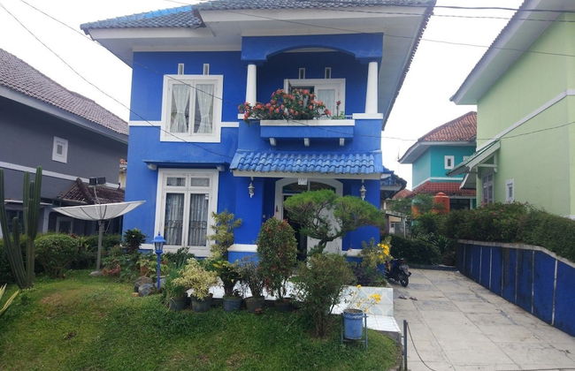 Villa Abdi Cipanas with Swimming Pool - Foto 1