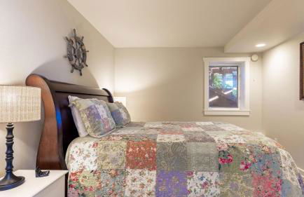 Private Beach Access + Water Views! Sleeps 18, Historic 6bdr Farmhouse w/ Deck - Foto 58