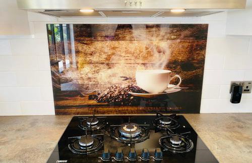 6 Bedroom Bungalow Ascot Racecourse LegoLand Windsor Castle 75" TV - Foto 12