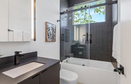 Sleeps 32 Private Compound w Putting Green Bouldin Collective by AvantStay - Foto 41