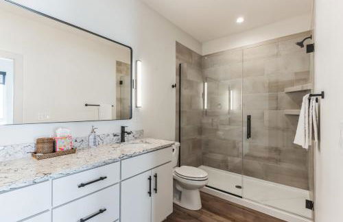 New Modern Townhome With Rooftop Patio 2 Bedroom Townhouse by RedAwning - Foto 32