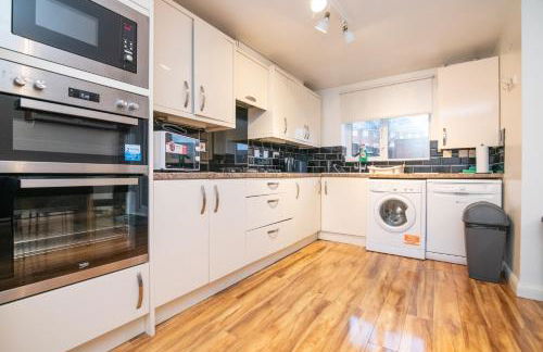 5 bed house with free secure parking in pleasant quiet location - Photo 1