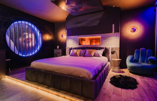 Love Room Les Private Places - Lit King Size et Jacuzzi Privé - Photo 1