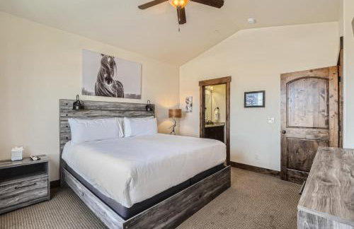 Private Hot Tub, Close to Resorts - Private Hot Tub - Close to PC, Mountain Mansion Family Getaway - Photo 19