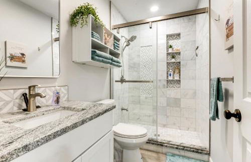 Renovated Logan Home with Pond and Fire Pit - Foto 28