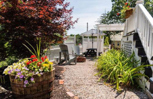 Main House - 3 Story 5 Bed 3 Bath Private Deck Courtyard Pet Friendly fee applies - Photo 59