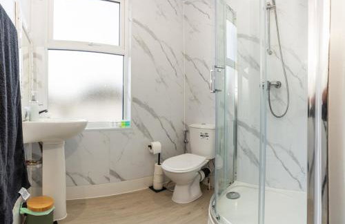 Amanah Properties - Elegant 4-Bedroom Home in Wembley with Parking, Perfect for Contractors - Foto 10