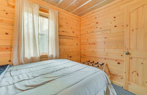 Oscoda Cabin with Charcoal Grill Walk to Lake Huron - Foto 17