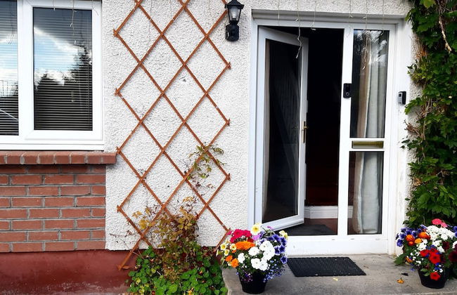 1 Bed Flat - Sleeps 4 - Garden - Parking - Wifi - Foto 1