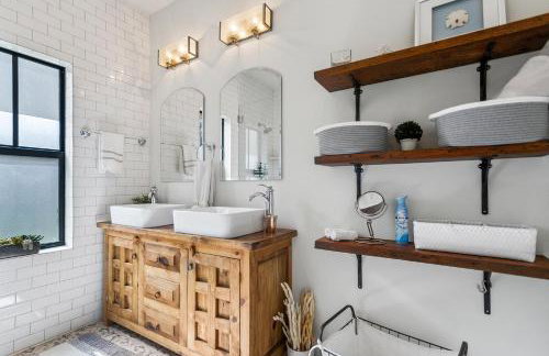 Elegant 4BR Home Guest House Private Yard - Foto 25