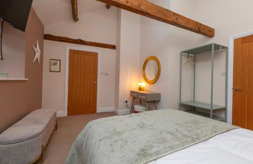 Luxury Barn - Hot Tub, Views, Stunning Location! - Pass the Keys - Photo 12