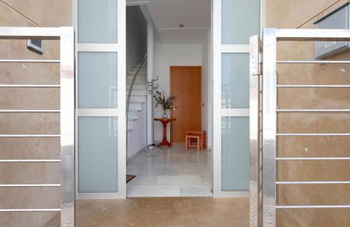 Casa particular en la playa a pocos metros del mar con garaje - Foto 4