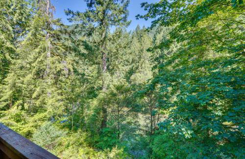 Enchanting Escape with Hot Tub, Decks and Views! - Foto 40