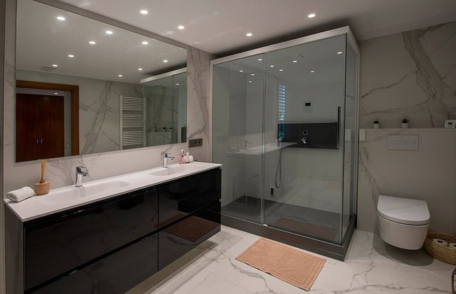 Luxury Apartment With Private Jacuzzi - Photo 28