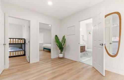 New Modern Updated Secure and Private Home - Foto 28