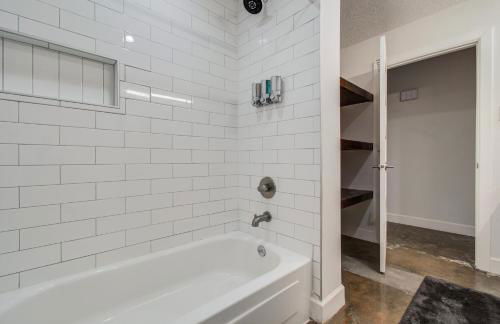 Rustic Modern Escape - 4BD-2BA with Pool & Patio - Foto 23