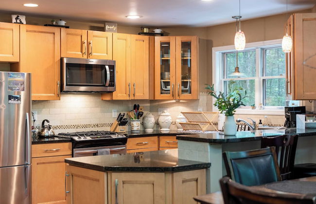 Bear Trail Chalet by Avantstay Retreat w/ Outdoor Living Deck & Fire Pit - Foto 12