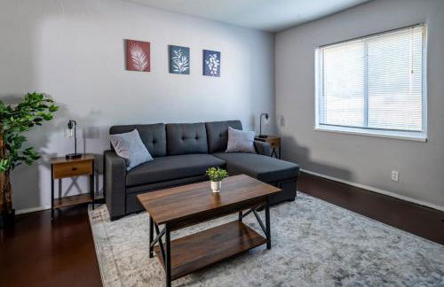 Cozy 2BR Retreat with Workspace - Washer and Dryer - Foto 1