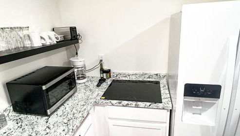 Comfy Studio in Sandy Utah Pvt Entry WFH B - Foto 2, stove