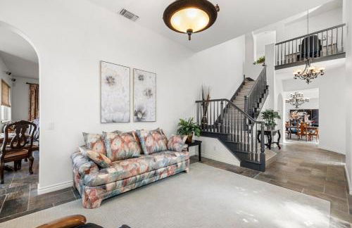 Spacious Luxury home in Gated Community with Resort Pool & Scenic Views - Photo 5