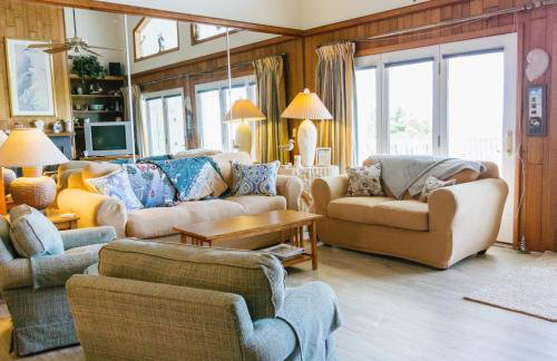 Beachfront home with expansive deck and direct beach access - Foto 10