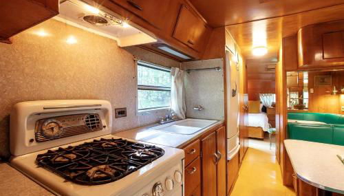 Gorgeous Fully Restored Caravan Nestled in the Trees Along Silver Lake for a Unique Vacation in Woodridge, New York - Foto 4