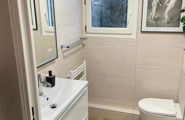 STUDIO SUR LA PROMENADE DES ANGLAIS AVEC VUE MER ORIGINALE À 40 m DE LA PLAGE - Foto 9