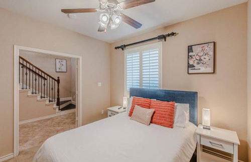 The Castle! by the Lake with Pool & Balcony West Plano - Foto 25