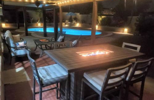 Cozy home with pool, fire table, BBQ, RV parking - Foto 36