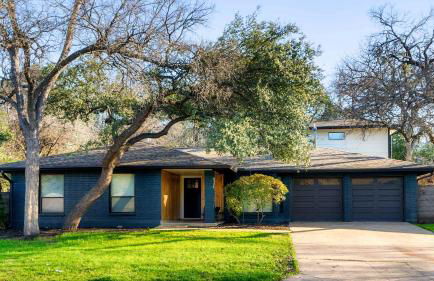 Luxury Zilker Home Pool Hot Tub and 2 Kitchens - Photo 23