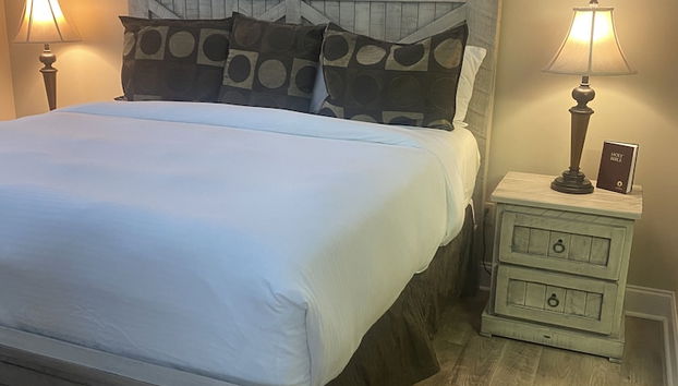 Smoky Mountains 101 2BD Condo with Fireplace and Private Balcony by RedAwning - Foto 5, Habitación