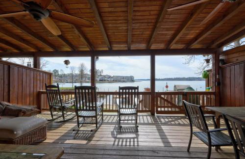Lakefront Stillwaters Villa with Deck and Private Dock - Foto 1