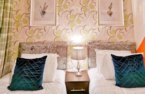 Highstone 4 Bedrooms Home 7 Beds With Parking and Garden - Foto 27