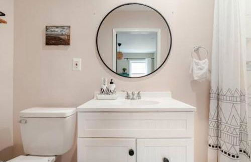 Stylish 3BR Townhouse with Backyard,and Easy Parking - Photo 43