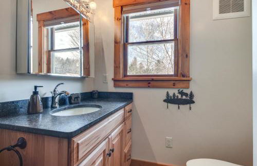 Lakefront New Hampshire Hideaway with Deck and Views - Foto 15