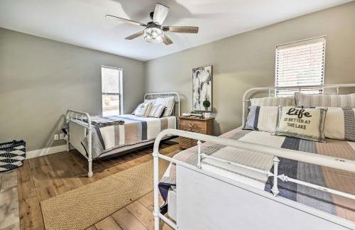 Lakefront Rogers Getaway with Hot Tub and Deck! - Foto 20