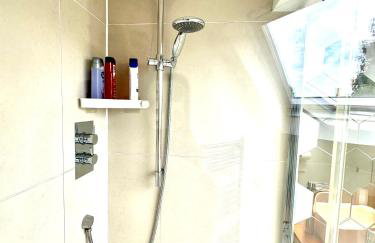 Large Double Room with Private Bathroom West Zone 3 Free Parking - Foto 14