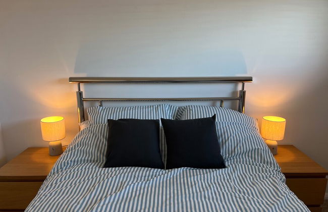 Beach Chalet - 2 Bedrooms - 4 Guests - Parking - Foto 3