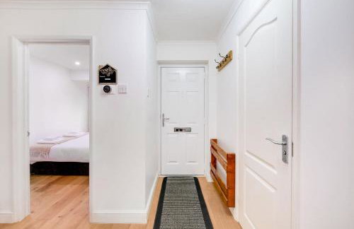 Luxury 5 BDR 2 BA House with Parking in Sandhurst By 360Stays - Photo 76